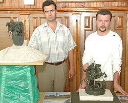 Борис Крилов та Олесь Сидорук зі своїми макетами пам’ятника